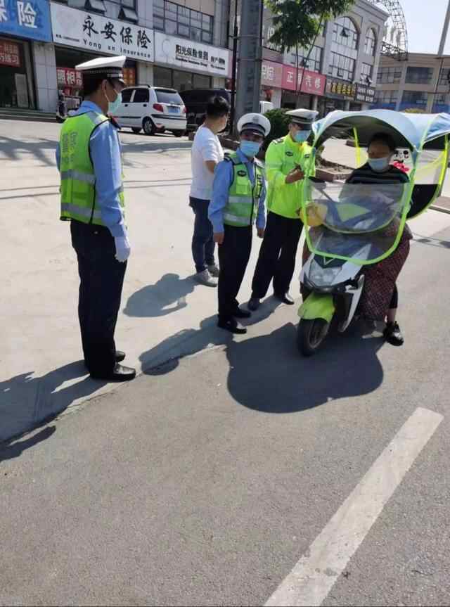 枣庄交警积极做好创城迎检工作