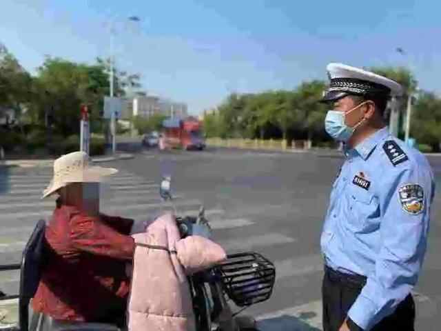 枣庄交警积极做好创城迎检工作