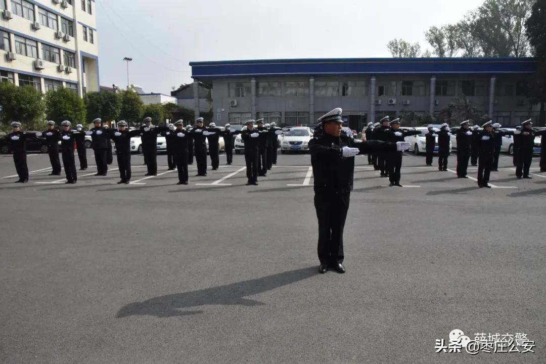 正警容 严风纪 | 薛城交警深入开展公安机关礼仪队列训练活动