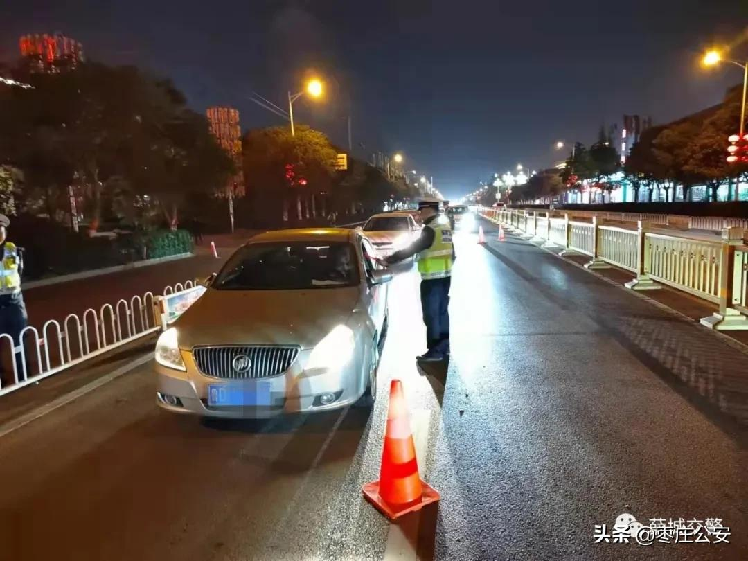薛城交警扎实开展周末酒驾醉驾交通违法行为专项整治夜查行动