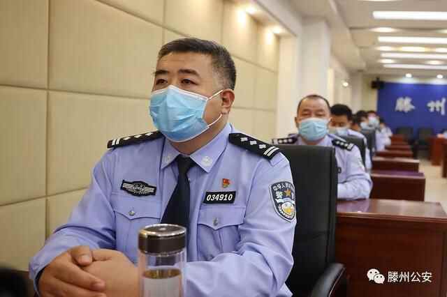 滕州公安组织观看全国公安系统英雄模范立功集体表彰大会