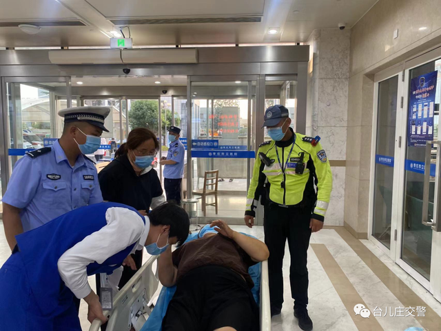 警车开道！台儿庄交警争分夺秒救助危重病人