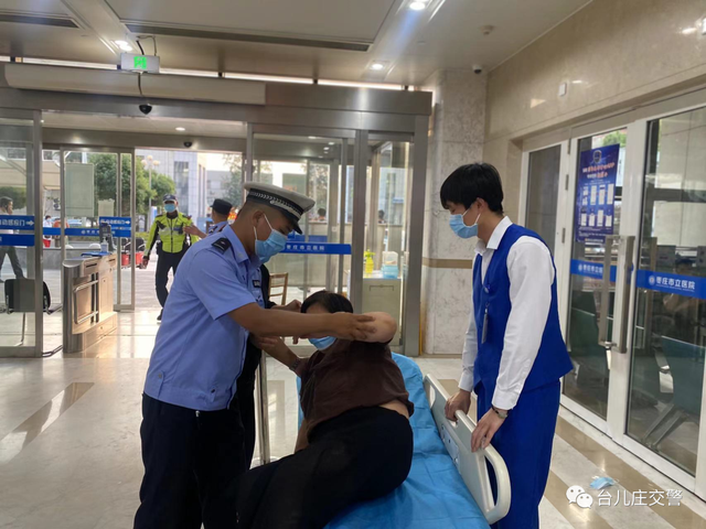 警车开道！台儿庄交警争分夺秒救助危重病人