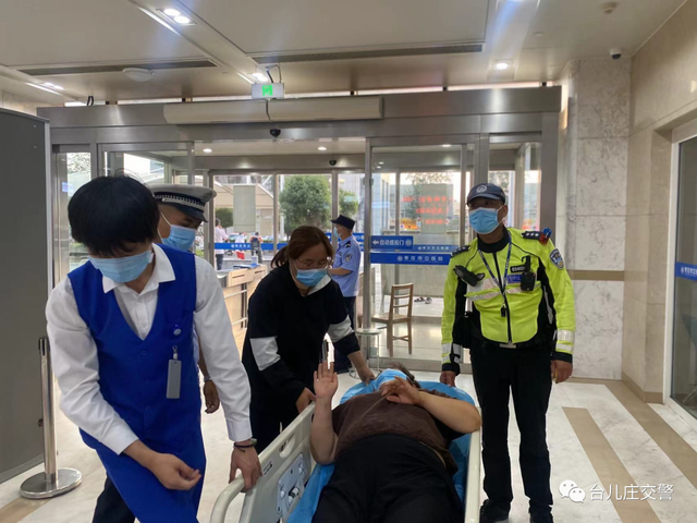 警车开道！台儿庄交警争分夺秒救助危重病人