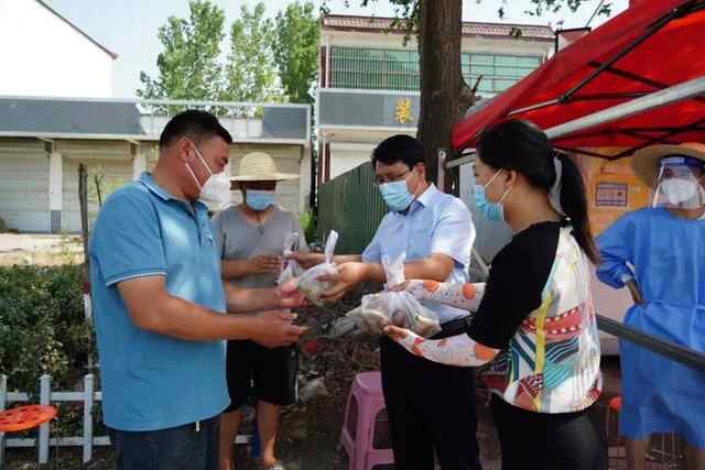 枣庄峄城峨山镇开展清凉一“夏”职工慰问活动
