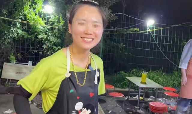 枣庄美女摆摊卖喷泉牛杂声称年入百万，学费3万元，被质疑割韭菜