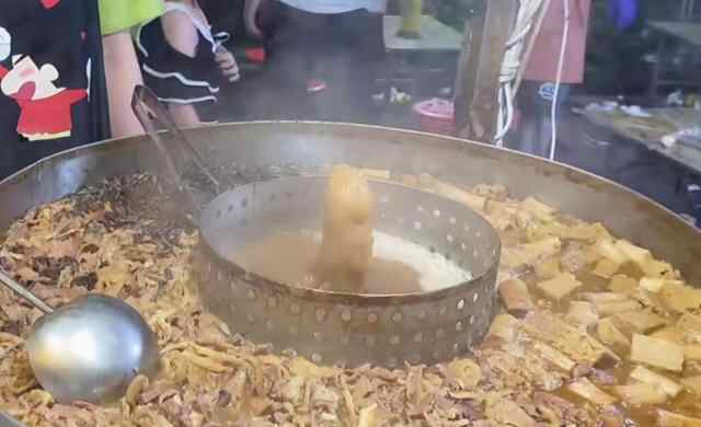 枣庄美女摆摊卖喷泉牛杂声称年入百万，学费3万元，被质疑割韭菜