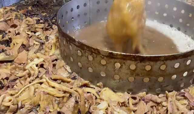 枣庄美女摆摊卖喷泉牛杂声称年入百万，学费3万元，被质疑割韭菜