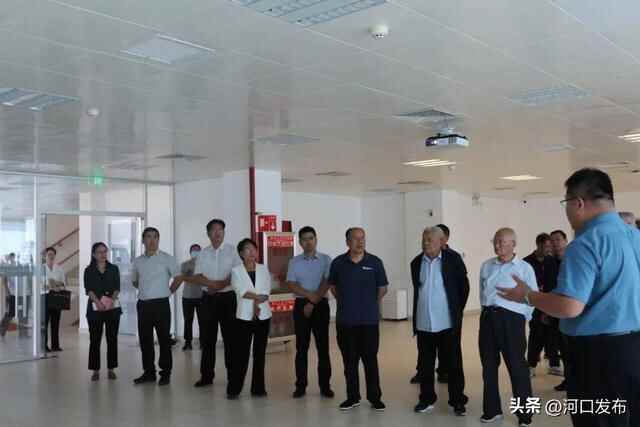 河口区组织部分老干部代表观摩全区经济社会发展重点项目