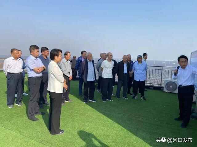 河口区组织部分老干部代表观摩全区经济社会发展重点项目
