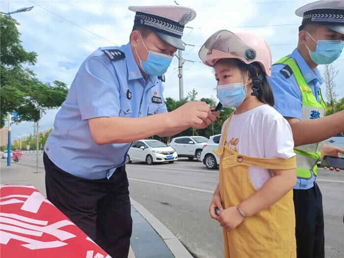 组图｜垦利区电动自行车道路通行秩序集中整治及爱心头盔发放活动启动