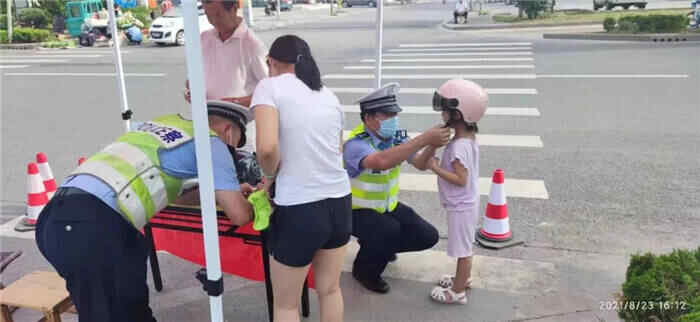 组图｜垦利区电动自行车道路通行秩序集中整治及爱心头盔发放活动启动