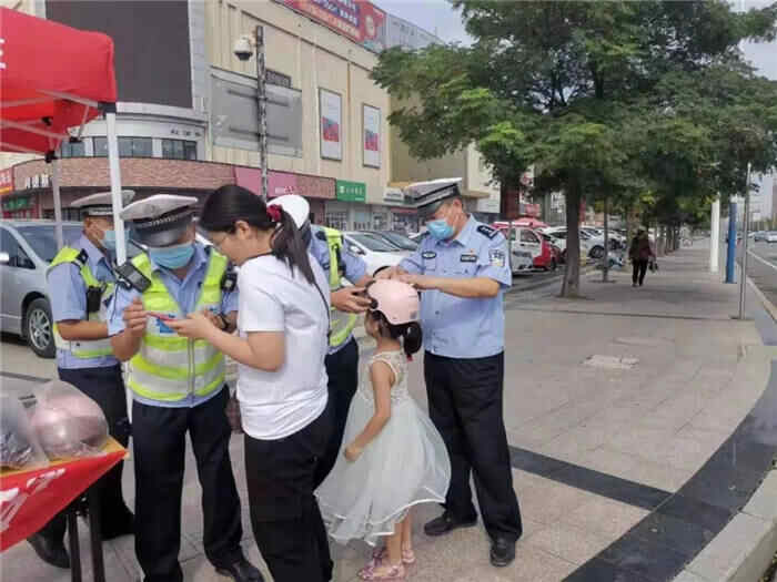 组图｜垦利区电动自行车道路通行秩序集中整治及爱心头盔发放活动启动