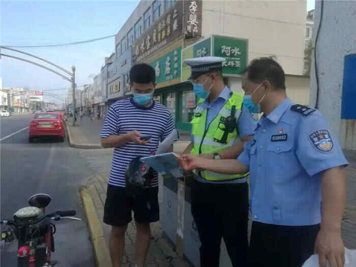 组图｜垦利区电动自行车道路通行秩序集中整治及爱心头盔发放活动启动