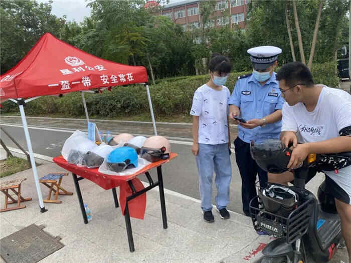 组图｜垦利区电动自行车道路通行秩序集中整治及爱心头盔发放活动启动