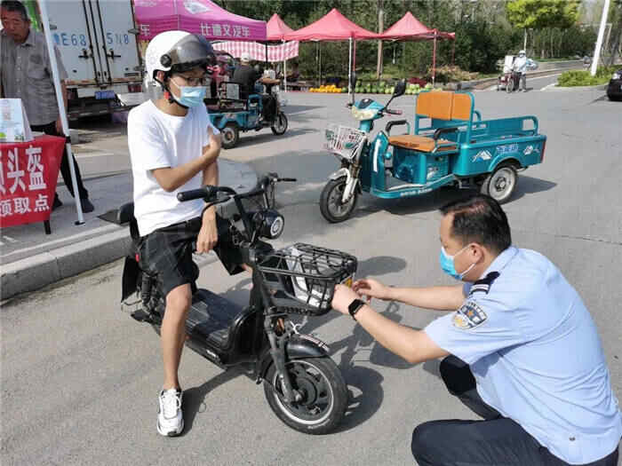 组图｜垦利区电动自行车道路通行秩序集中整治及爱心头盔发放活动启动