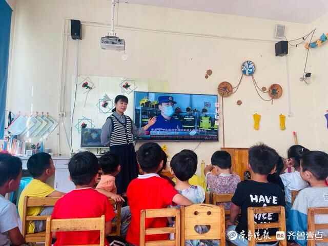 利津县盐窝镇中心幼儿园“快乐迎国庆，安全要先行”主题活动