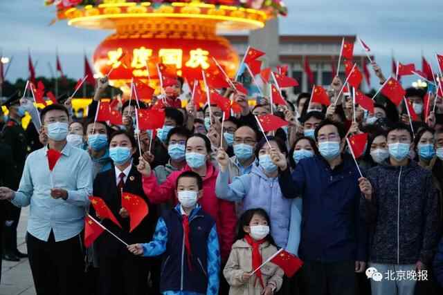 今天，燃爆！烟台挂满“中国红”，向祖国表白！这一幕刷屏了