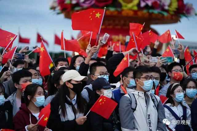今天，燃爆！烟台挂满“中国红”，向祖国表白！这一幕刷屏了