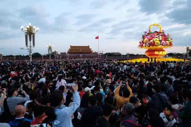 今天，燃爆！烟台挂满“中国红”，向祖国表白！这一幕刷屏了