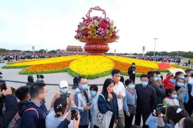今天，燃爆！烟台挂满“中国红”，向祖国表白！这一幕刷屏了