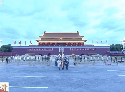 今天，燃爆！烟台挂满“中国红”，向祖国表白！这一幕刷屏了