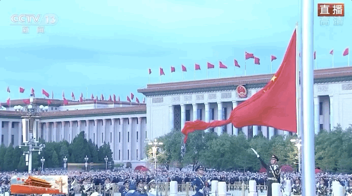 今天，燃爆！烟台挂满“中国红”，向祖国表白！这一幕刷屏了