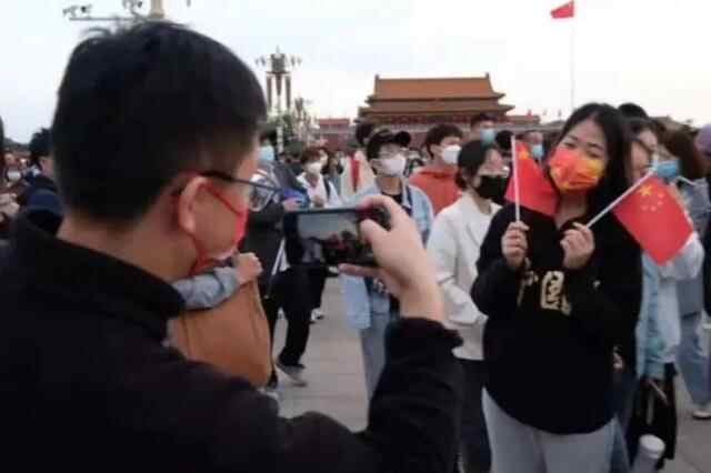 今天，燃爆！烟台挂满“中国红”，向祖国表白！这一幕刷屏了