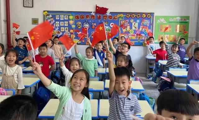 今天，燃爆！烟台挂满“中国红”，向祖国表白！这一幕刷屏了