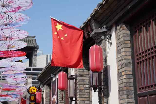 今天，燃爆！烟台挂满“中国红”，向祖国表白！这一幕刷屏了