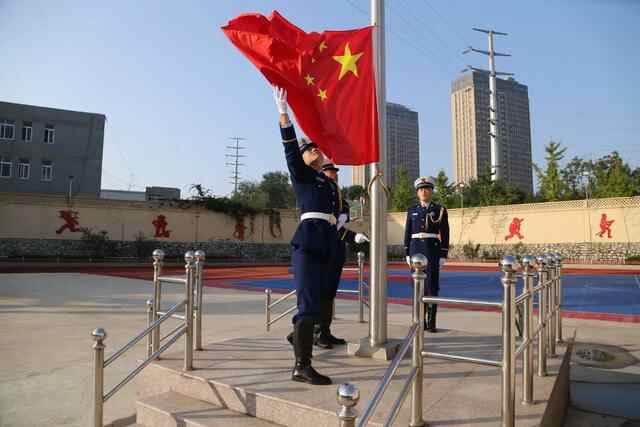 今天，燃爆！烟台挂满“中国红”，向祖国表白！这一幕刷屏了