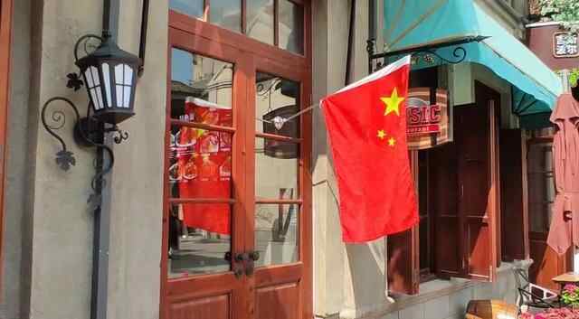 今天，燃爆！烟台挂满“中国红”，向祖国表白！这一幕刷屏了