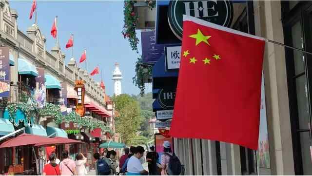 今天，燃爆！烟台挂满“中国红”，向祖国表白！这一幕刷屏了