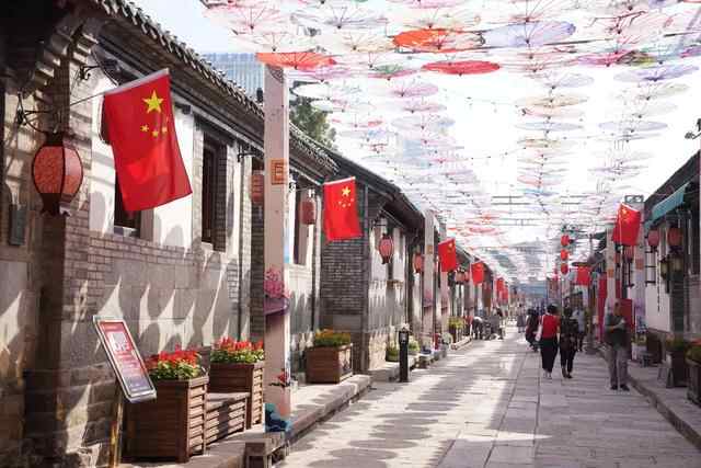今天，燃爆！烟台挂满“中国红”，向祖国表白！这一幕刷屏了