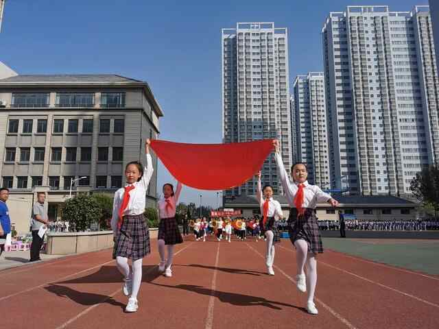 今天，燃爆！烟台挂满“中国红”，向祖国表白！这一幕刷屏了