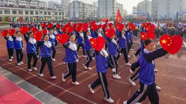 今天，燃爆！烟台挂满“中国红”，向祖国表白！这一幕刷屏了
