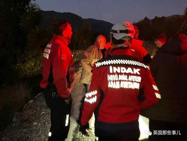 搜救队森林中寻找失踪醉酒男子，搜了一整晚发现他就在搜救队里找自己？