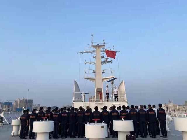 烟台渤海轮渡与旅客欢度国庆