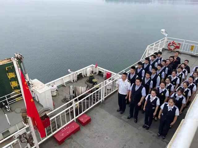 烟台渤海轮渡与旅客欢度国庆