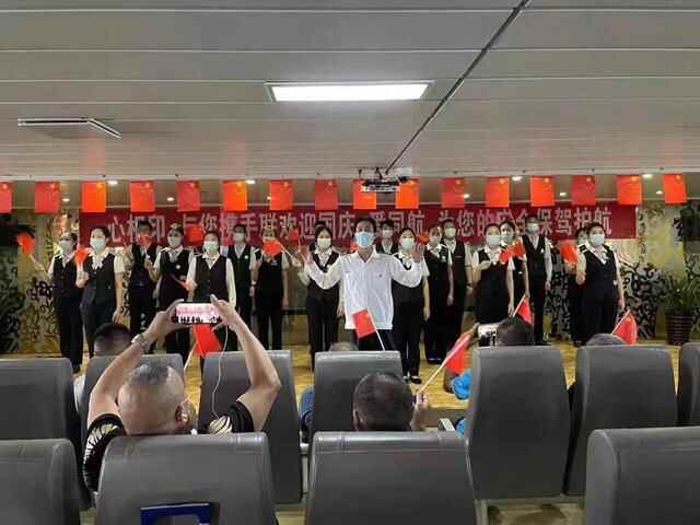 烟台渤海轮渡与旅客欢度国庆