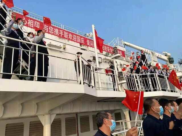 烟台渤海轮渡与旅客欢度国庆