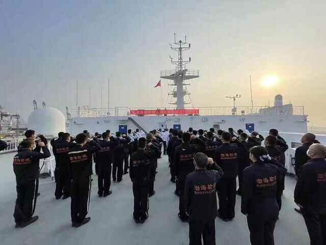 烟台渤海轮渡与旅客欢度国庆