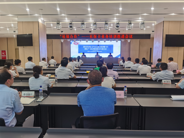 栖霞市加强“社银合作”多渠道推进电子社保卡签领工作