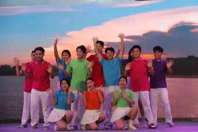 栖霞市“青春心向党 共创文明城”文艺晚会精彩纷呈