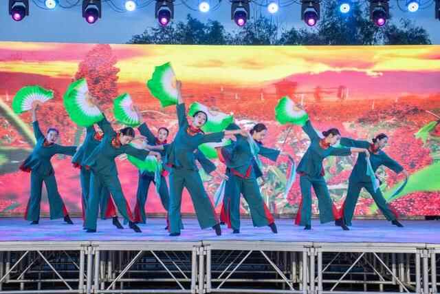 栖霞市“青春心向党 共创文明城”文艺晚会精彩纷呈