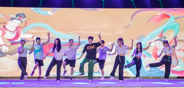 栖霞市“青春心向党 共创文明城”文艺晚会精彩纷呈