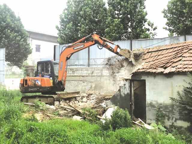 芝罘区集中拆除一批侵占公共空间、群众反映强烈的违法建设