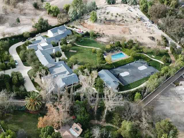 侃爷花了几亿买海边豪宅，网友一看照片傻眼：烂尾楼这是？