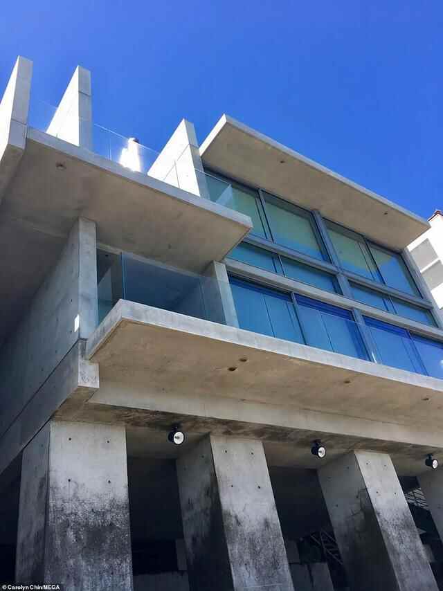 侃爷花了几亿买海边豪宅，网友一看照片傻眼：烂尾楼这是？