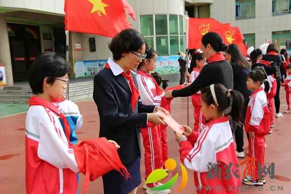 莱州市二实小：高举队旗跟党走 争做新时代好队员